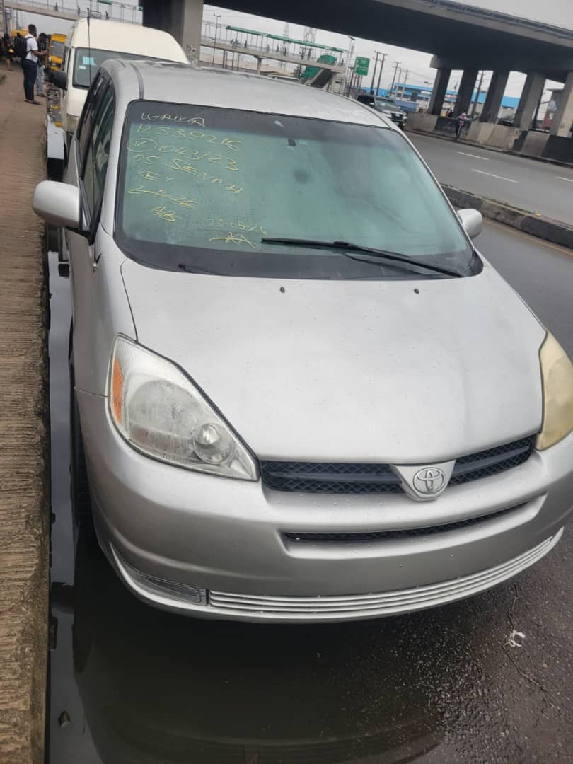 TOYOTA SIENNA LE